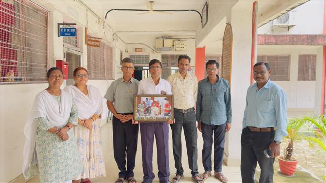 महामहिम राष्ट्रपति महोदया के फोटो के साथ महाविद्यालय के प्राचार्य एवं सहयोगी गण